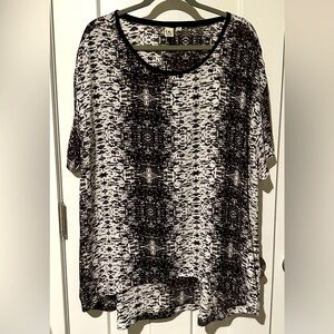 Women’s oversized Black & White top Sz XL